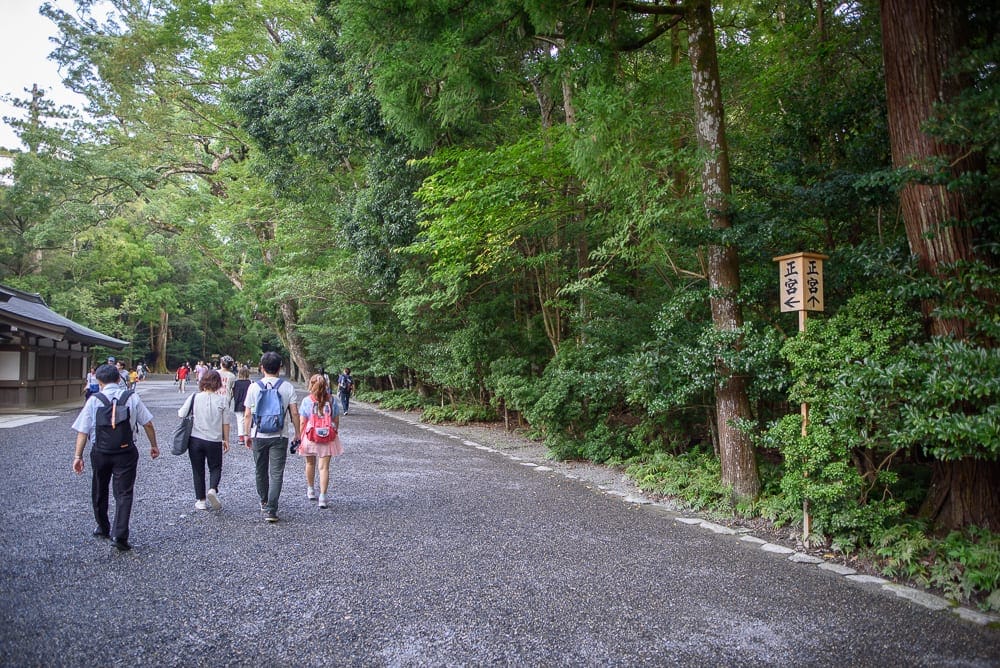 日本三重伊勢神宮 宇治橋、木造鳥居與林間碎石參道