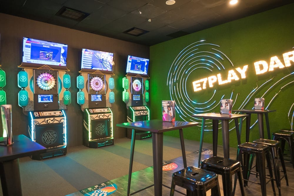 高雄 E7PLAY 三多館完整攻略|保齡球道、電子飛鏢與多元機台玩法解析 3 高雄E7play 保齡球道、電子飛鏢與賽車機台