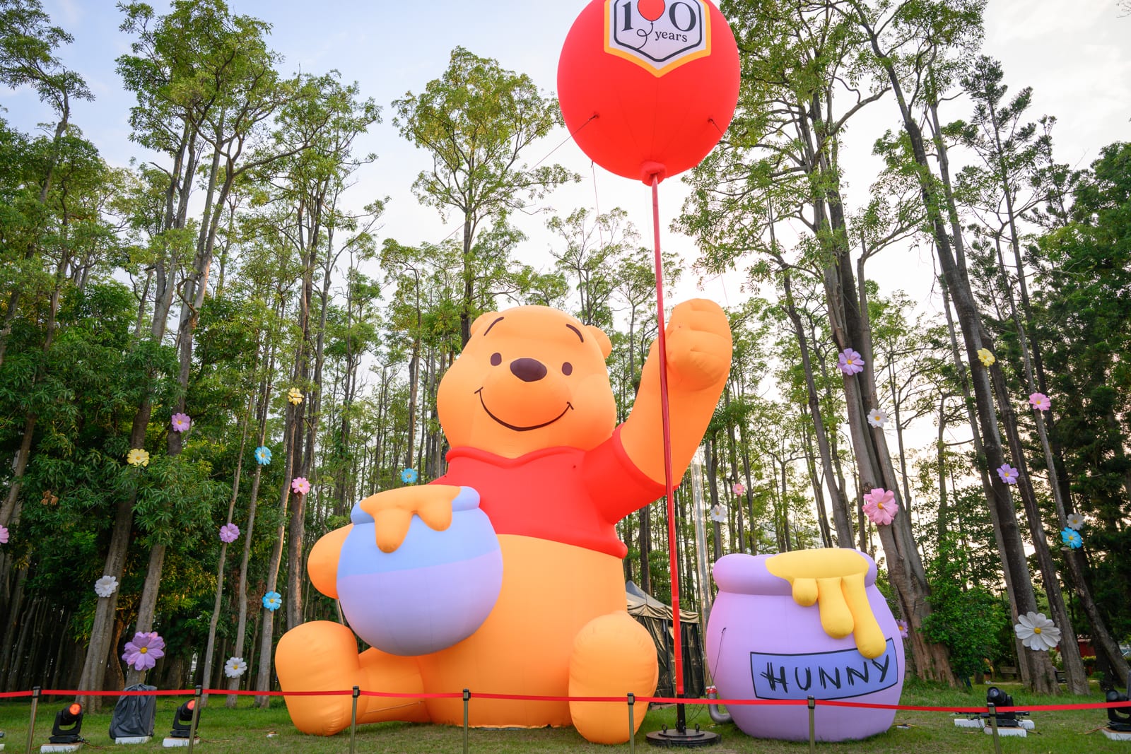 嘉義光影森林 樹林前抱著蜂蜜罐、舉著100紅氣球的大維尼