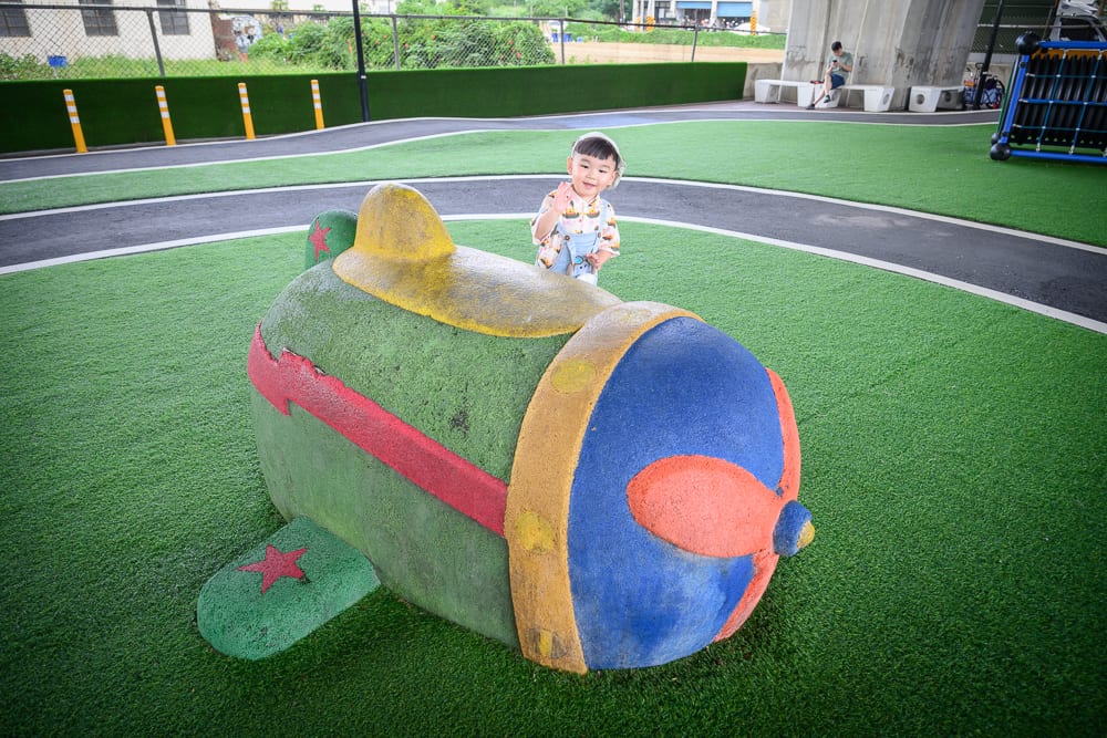 苗栗竹南滑步車公園｜兒童遊樂場，人造草皮，飛機造型遊具，小孩，跑道，柱子