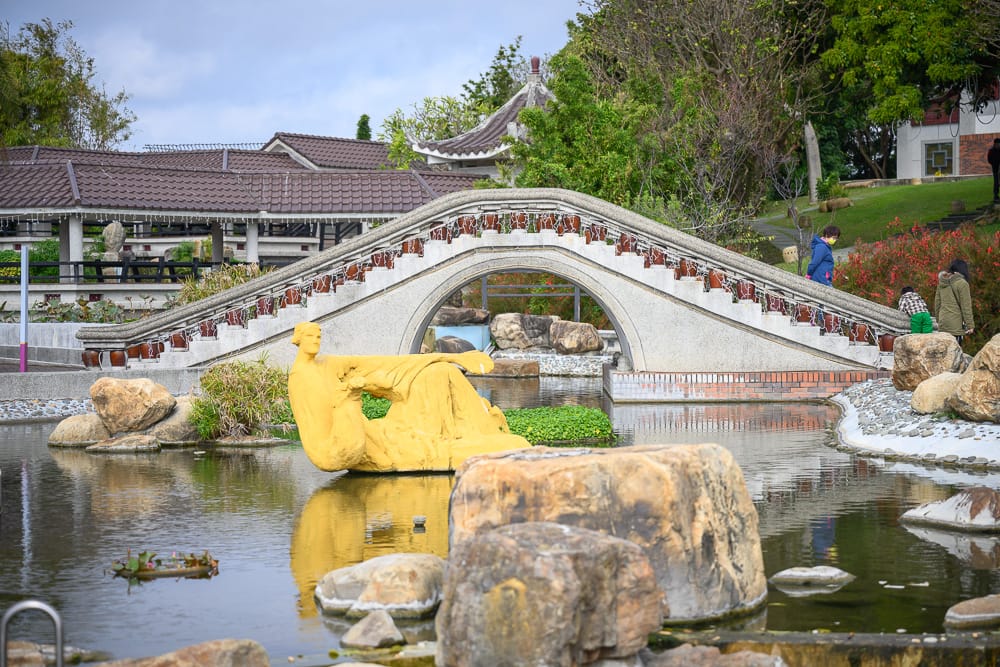 台中清水景點｜臺中市港區藝術中心園林水池與拱橋