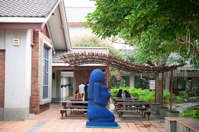 台中清水景點|臺中市港區藝術中心:園林水池、展覽廳與藝文散步 11 台中清水景點|臺中市港區藝術中心合院建築與戶外藝術作品