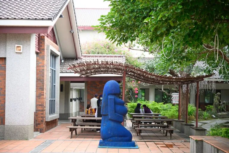 台中清水景點|臺中市港區藝術中心:園林水池、展覽廳與藝文散步 10 台中清水景點|臺中市港區藝術中心合院建築與戶外藝術作品
