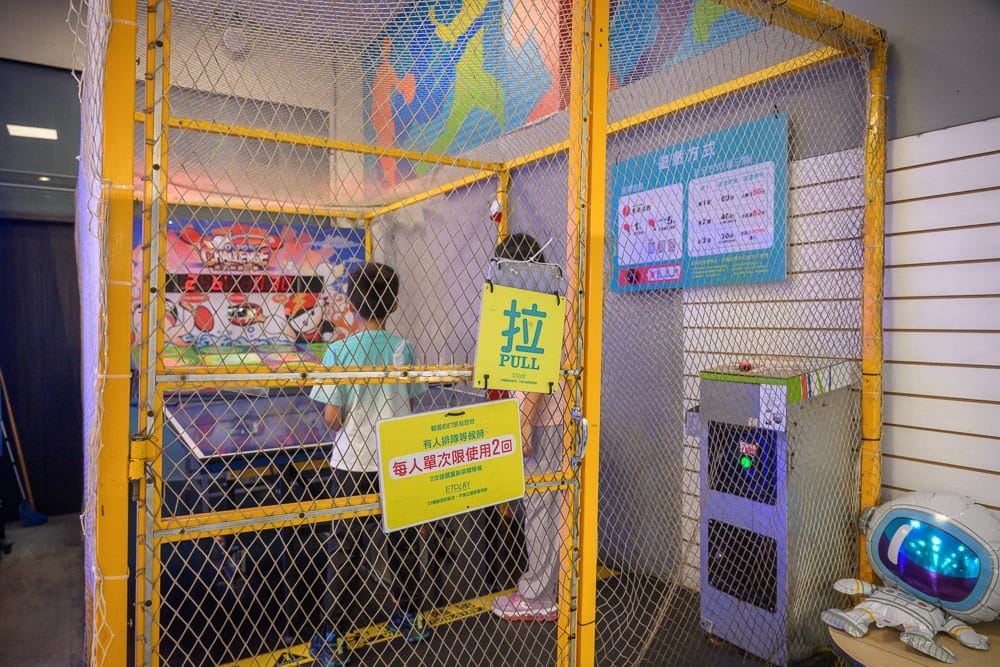 高雄 E7PLAY 三多館完整攻略|保齡球道、電子飛鏢與多元機台玩法解析 6 高雄E7play 親子適用設施與場館環境
