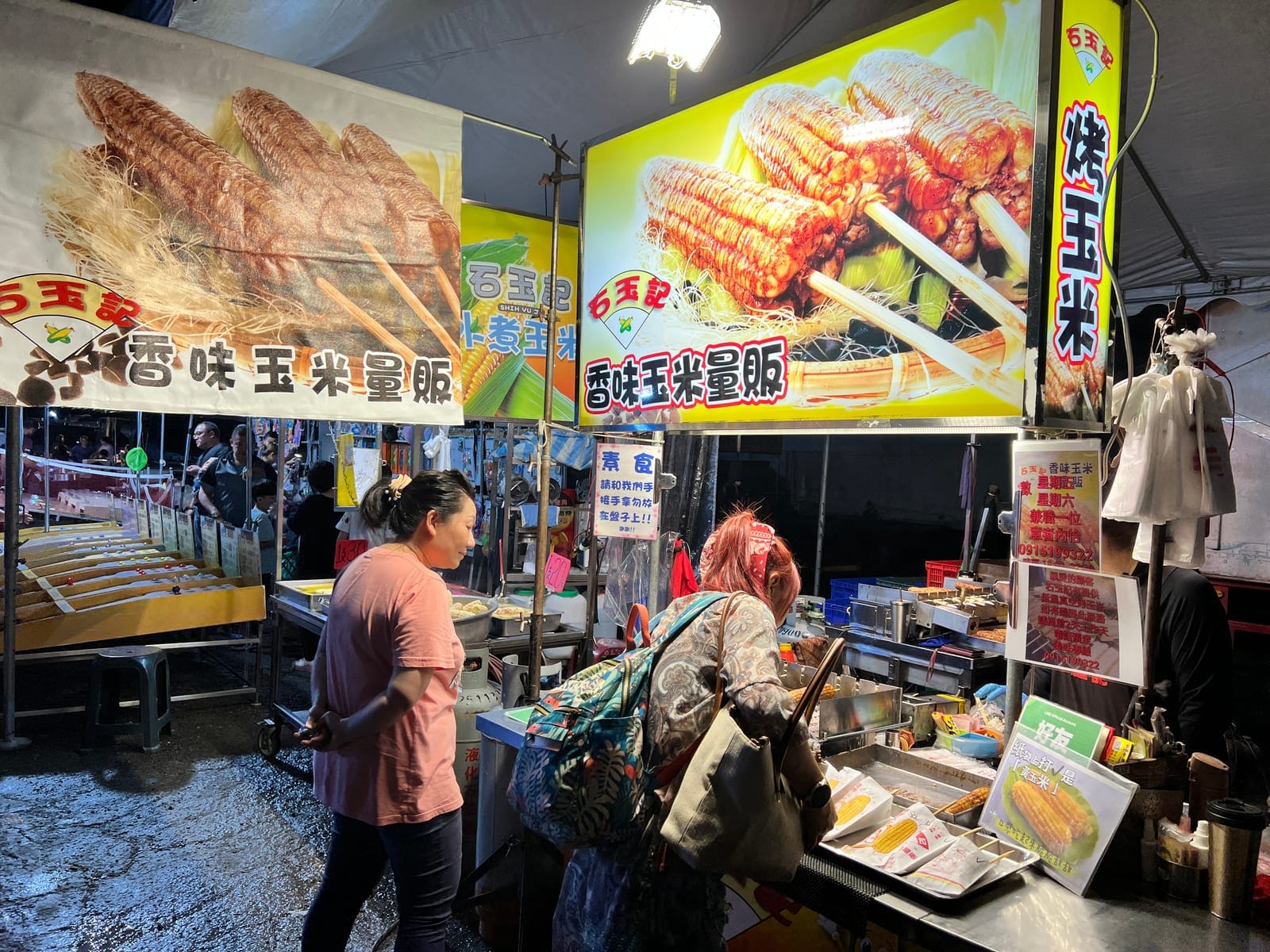 埔里城觀光夜市每週五、六、日營業,現場以小吃、遊戲攤與親子設施為主。本文依 2026 年實訪資料整理營業日、雨棚動線、停車判斷與帶孩子逛夜市的實用重點;特殊加開、收攤與停車規則仍以當日現場為準。