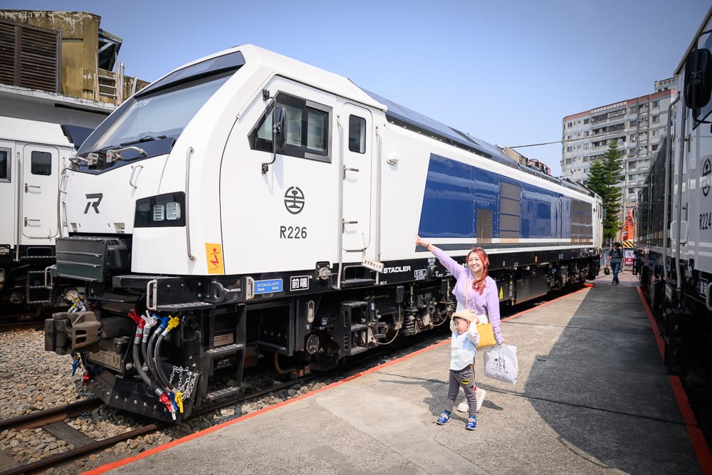 彰化扇形車庫 車號 R226 的白色機車頭