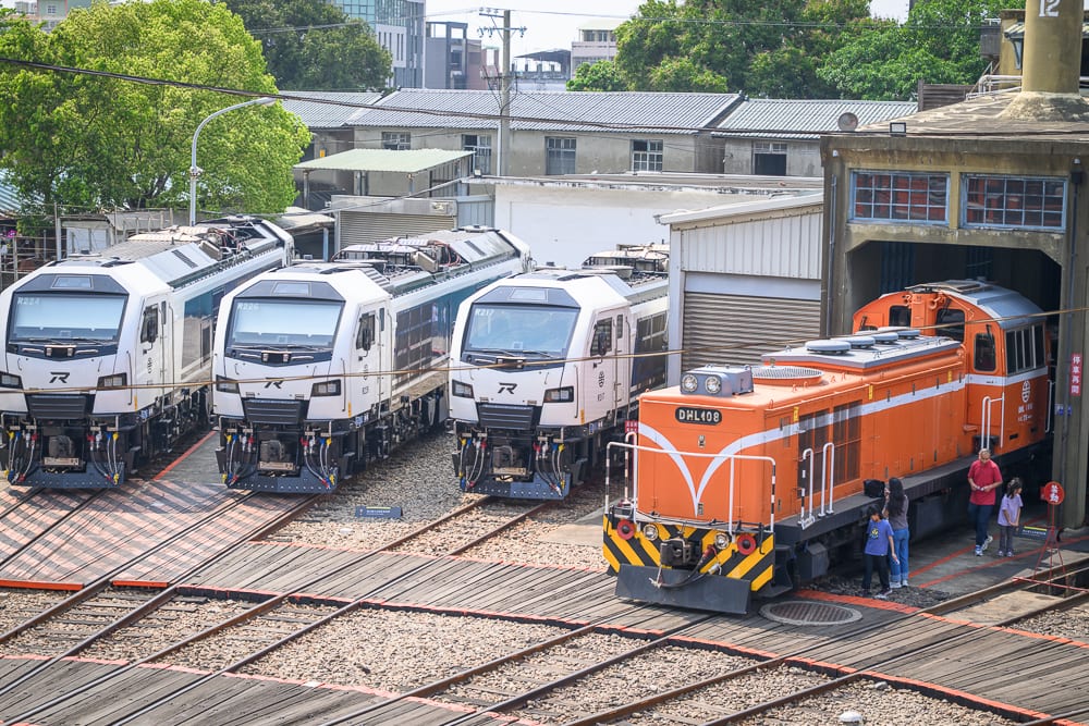 彰化扇形車庫 白色機車與橘色柴電機車