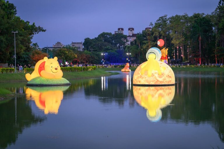 嘉義光影森林 點燈後北香湖湖面的維尼與蜂蜜罐夜景
