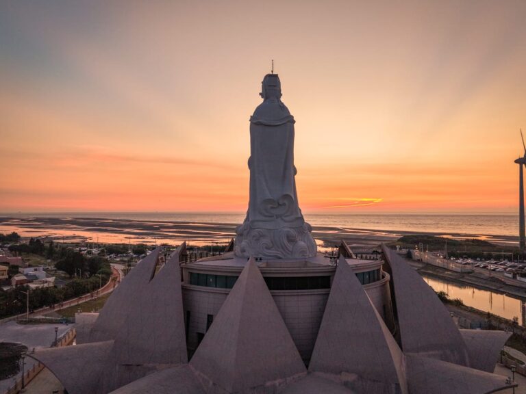 台中大安港媽祖文化園區 夕陽下的媽祖聖像與花瓣造型基座