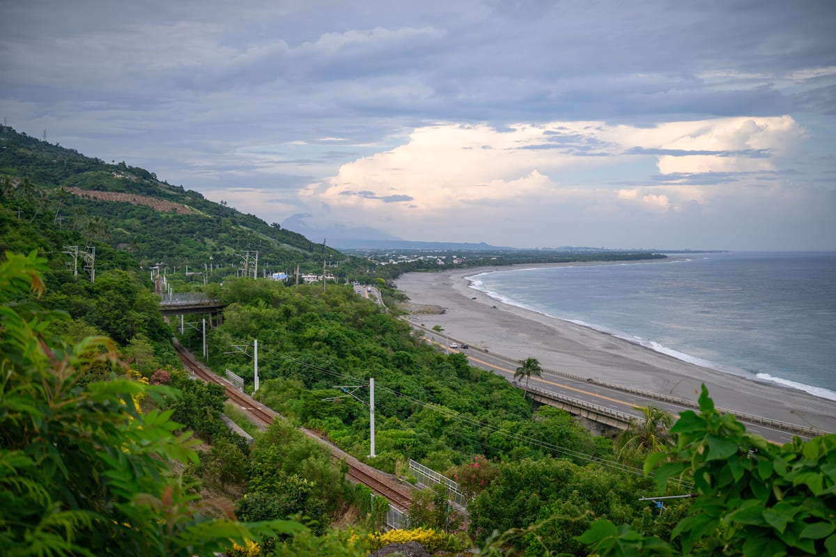 台東太麻里華源海灣 海灘與層層白浪
