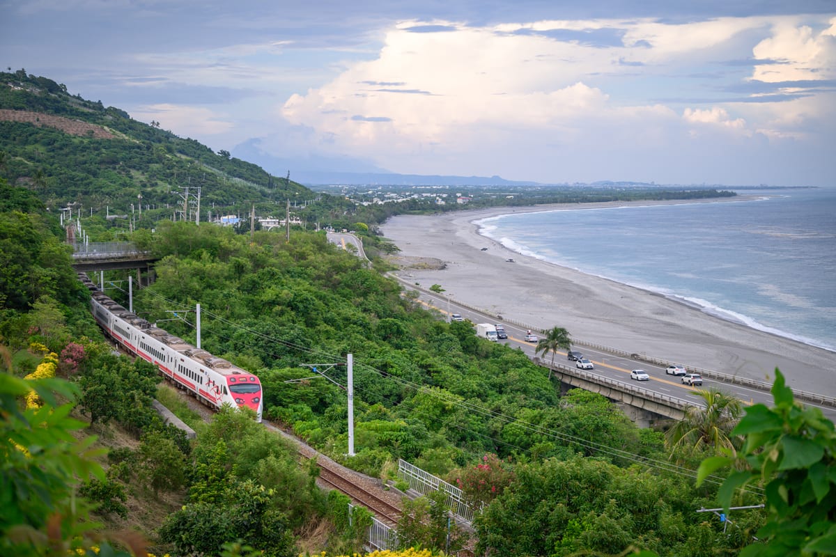 台東太麻里華源曙光觀景台 俯瞰南迴鐵路列車與海灣