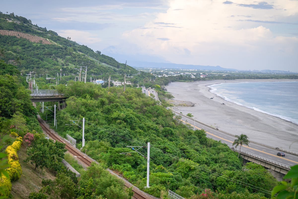 台東太麻里華源海灣 山腰的南迴鐵路與沿海公路