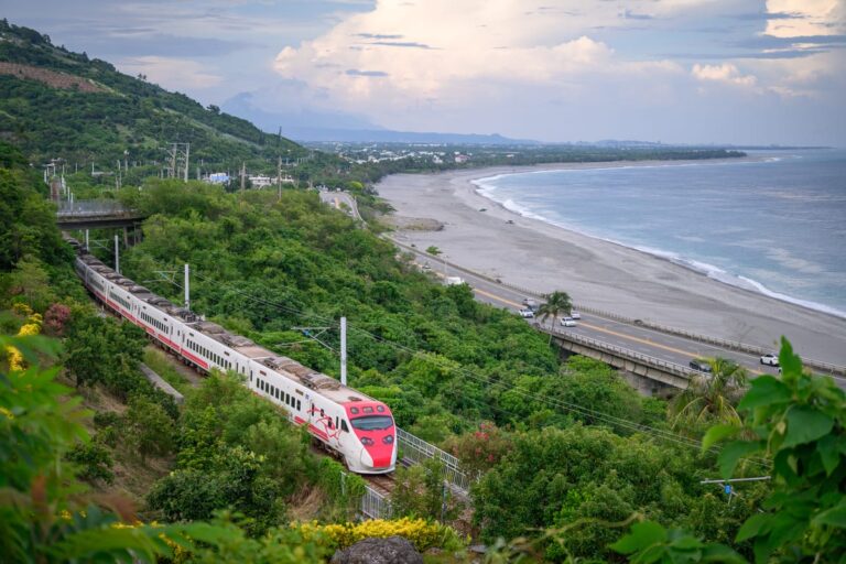 台東太麻里華源海灣 南迴鐵路列車沿著華源海灣行駛