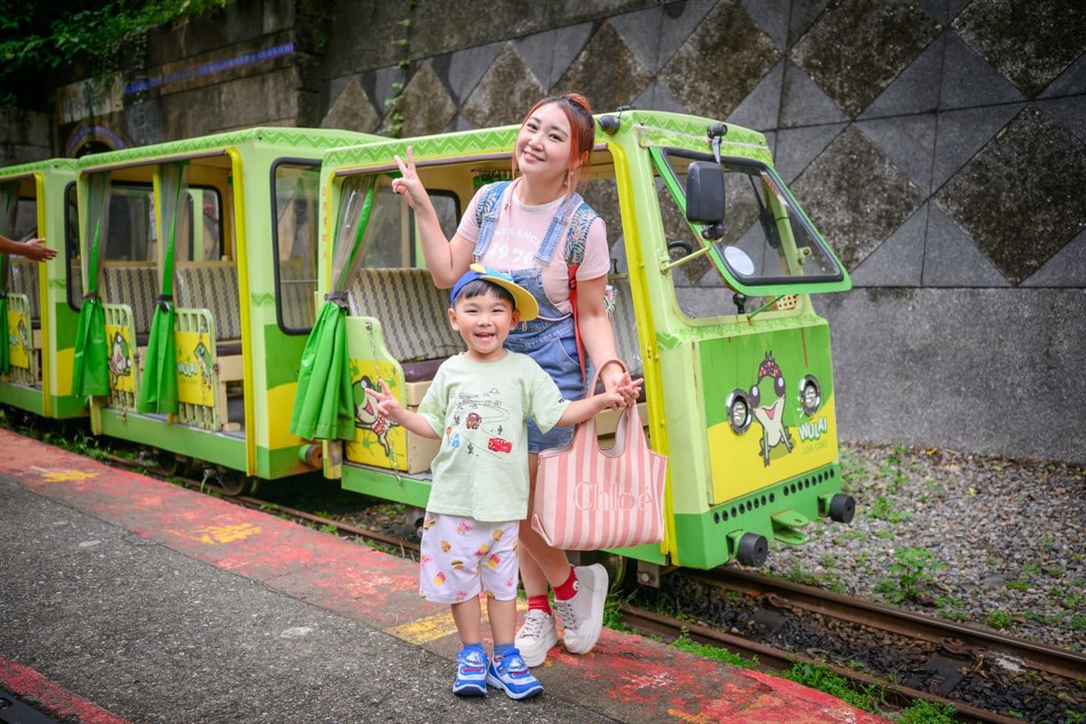 烏來台車攻略|票價、營運時間、搭乘動線與瀑布站一次看 1 新北烏來觀光台車綠色車廂與親子合照