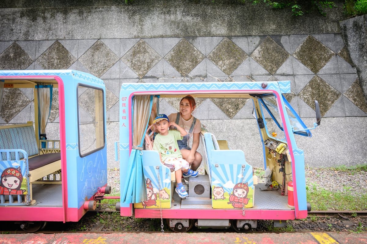 烏來台車攻略|票價、營運時間、搭乘動線與瀑布站一次看 4 新北烏來台車藍色車廂與面對面座位