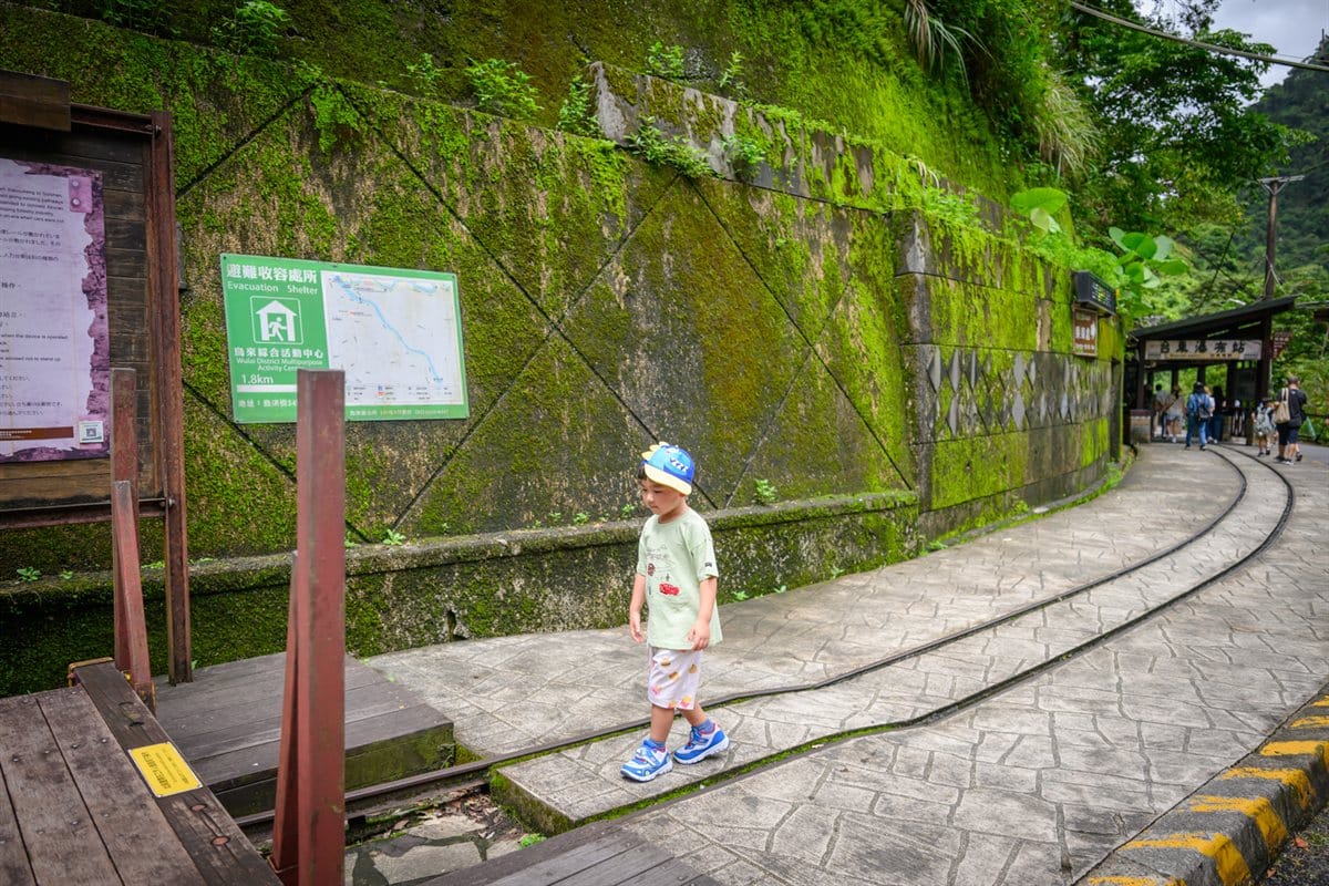 烏來台車攻略|票價、營運時間、搭乘動線與瀑布站一次看 6 新北台車瀑布站軌道與乘車動線