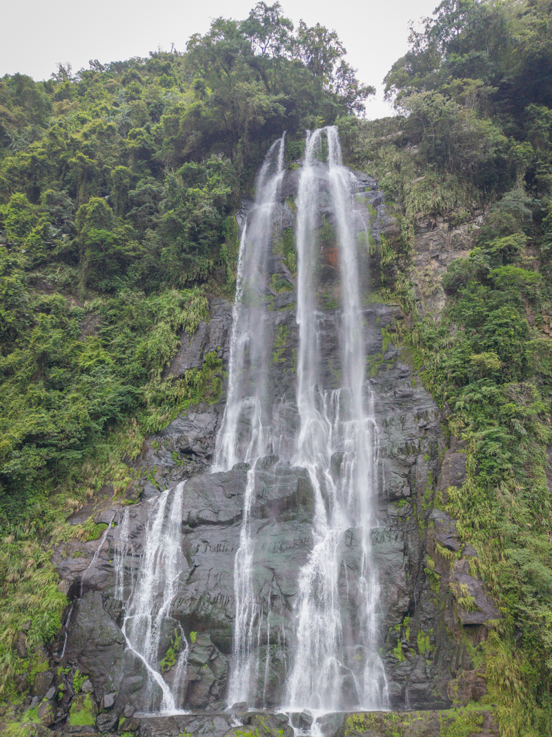 新北烏來瀑布|觀瀑平台、月亮鞦韆拍照點與林業生活館窗景 3 新北烏來瀑布 直幅空拍的整道瀑布