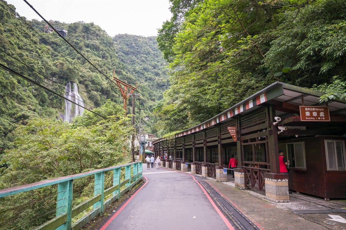 烏來台車攻略|票價、營運時間、搭乘動線與瀑布站一次看 7 新北台車瀑布站乘車處與烏來瀑布景觀