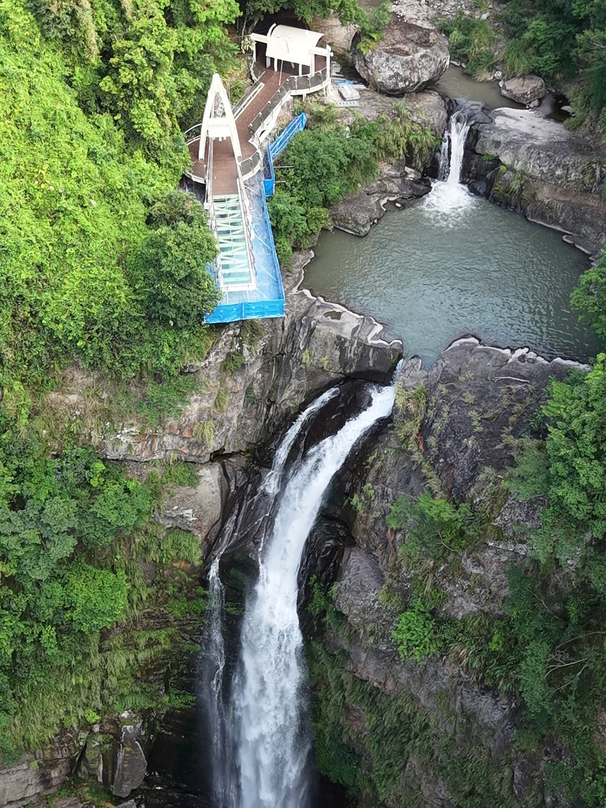 桃園小烏來天空步道|玻璃廊道看瀑布、門票時間與宇內溪戲水區 3 桃園小烏來天空步道 懸在小烏來瀑布上方的玻璃廊道
