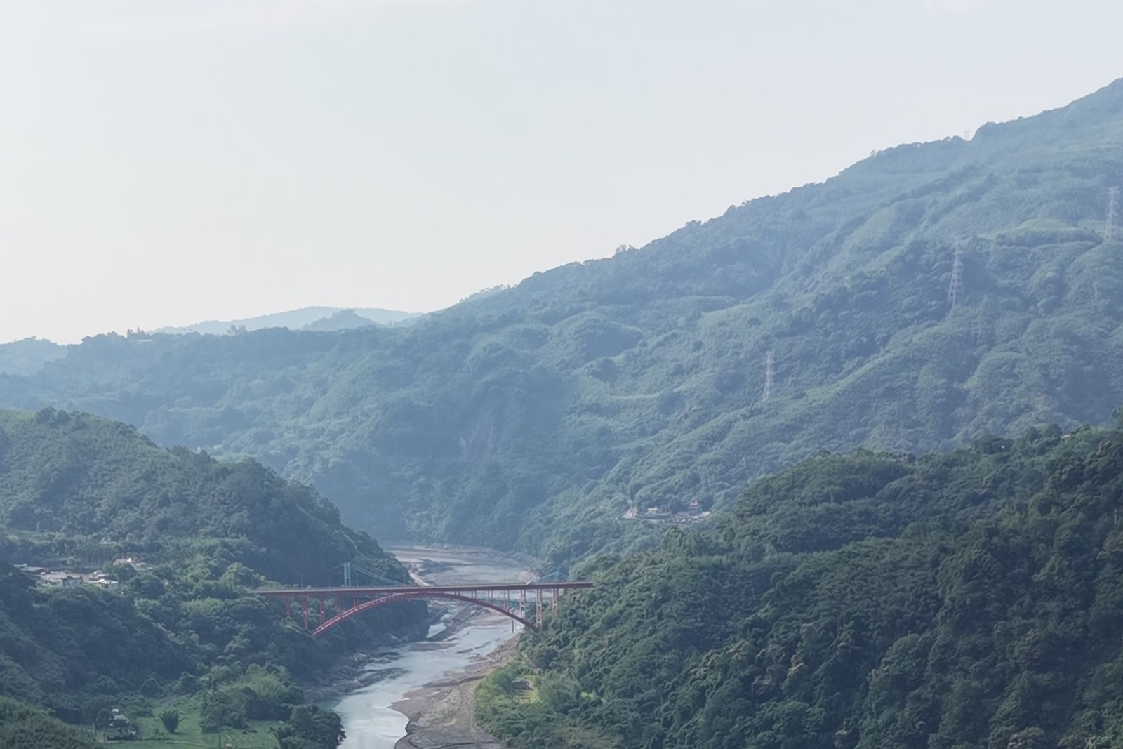 桃園小烏來天空步道|玻璃廊道看瀑布、門票時間與宇內溪戲水區 2 桃園復興 小烏來上空望向山谷與溪流