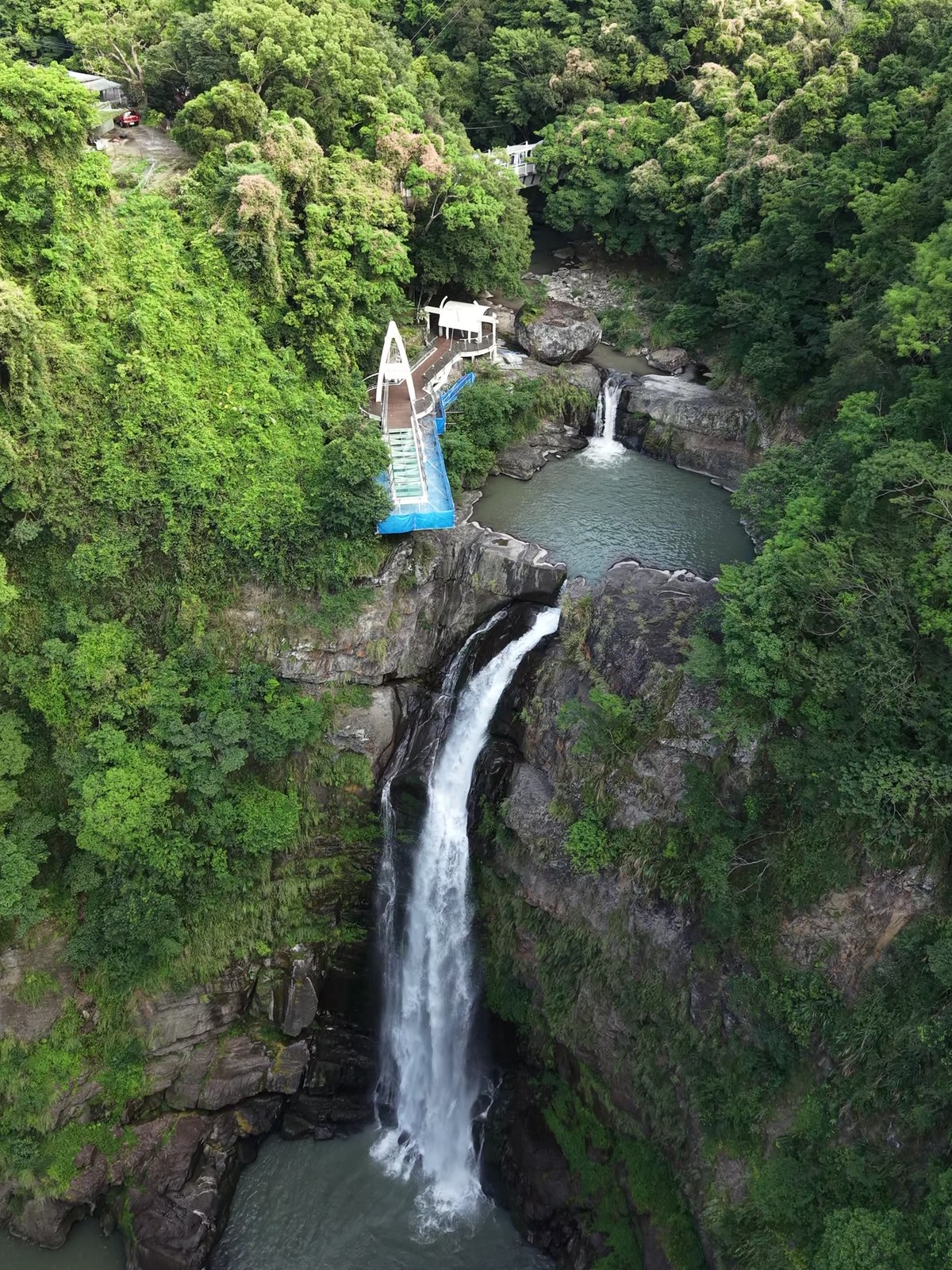 桃園小烏來天空步道|玻璃廊道看瀑布、門票時間與宇內溪戲水區 4 桃園小烏來瀑布 空拍瀑布與谷底水潭