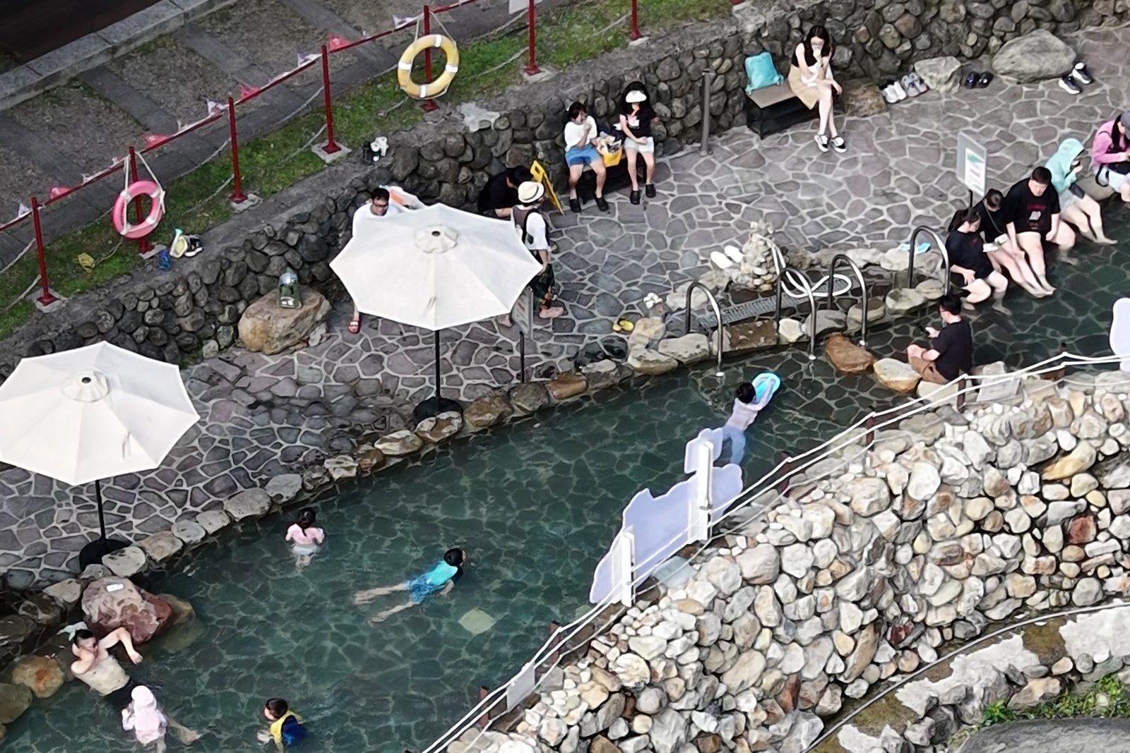 桃園小烏來天空步道|玻璃廊道看瀑布、門票時間與宇內溪戲水區 6 桃園復興 宇內溪溪畔池區空拍