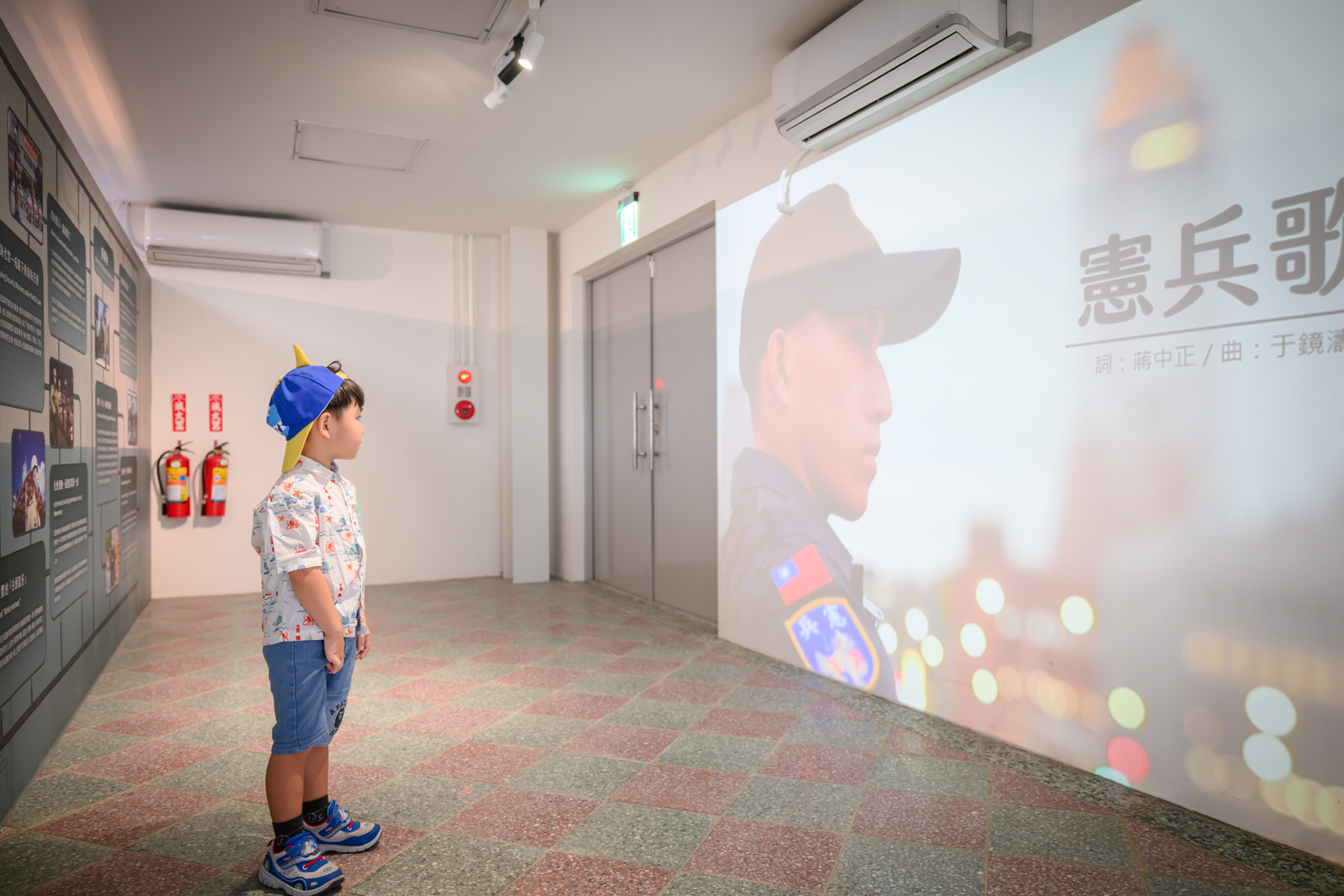 桃園憲光二村眷村文化園區|7 米竹編巨龜「龜吉拉」趴在老屋牆上,憲兵主題展適合親子半日走逛 3 憲光二村眷村文化園區 展覽館牆面投影憲兵歌影像
