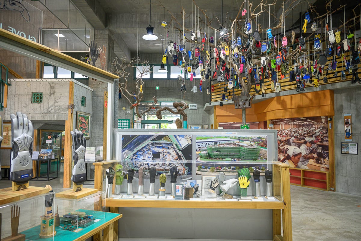 彰化台灣手套博物館以手套產業為主題,館內有手套展示區、枯樹造型吊掛裝置、釣手套遊戲及益智桌遊區。本文整理展區特色、互動操作、商品選購,以及社頭織襪一路的位置與親子參觀注意事項。