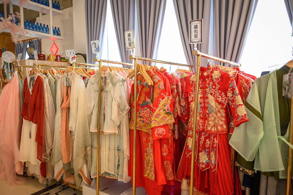 台中RJ55漢服完整指南|漢服服飾與古風配件 11 台中RJ55漢服|室內,金屬衣架,傳統服飾,中式禮服,刺繡,吊牌,窗簾,層架
