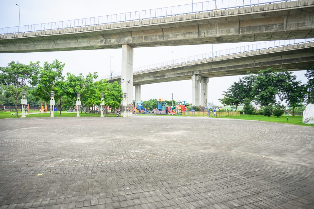 彰化景觀公園完整指南|兒童遊樂設施與高架橋下綠地玩法 4 彰化景觀公園 草坪步道與高架橋下廣場
