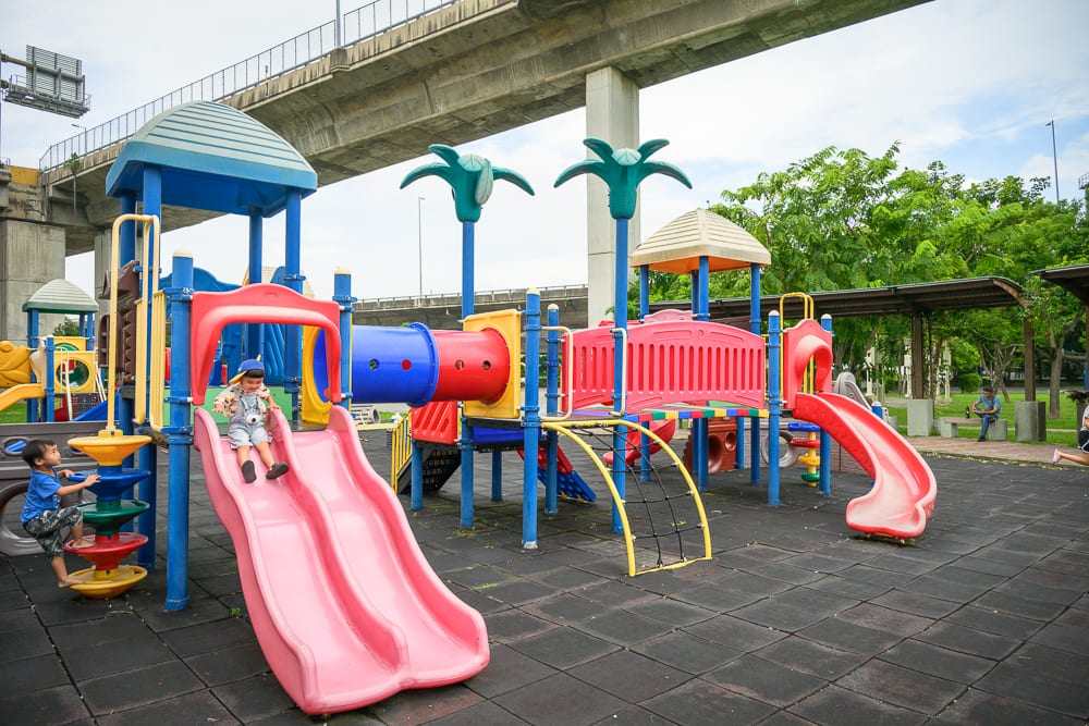彰化景觀公園完整指南|兒童遊樂設施與高架橋下綠地玩法 3 彰化景觀公園 攀爬網、滑梯、鞦韆與旋轉遊具