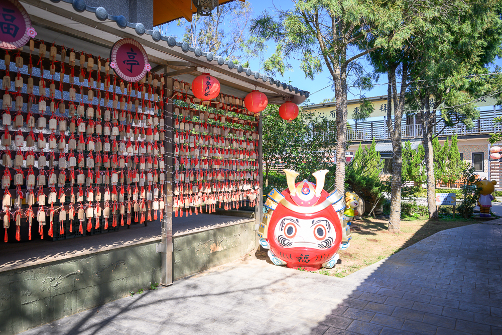 台中外埔臺灣虎爺祖廟 祈福牌牆與紅色不倒翁