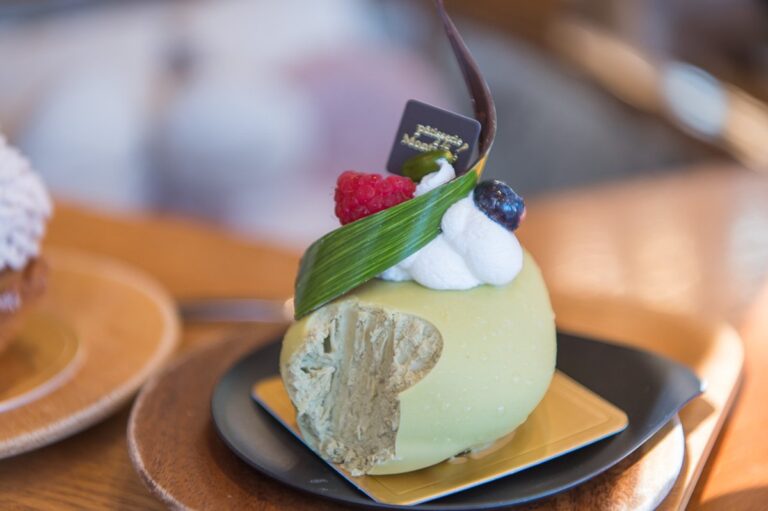 南投蒙塔妮甜點|歐式木屋甜點店,適合山景下午茶與慢步停留 10 南投蒙塔妮甜點|甜點店內,盤中擺放著被挖了一口的綠色慕斯蛋糕。