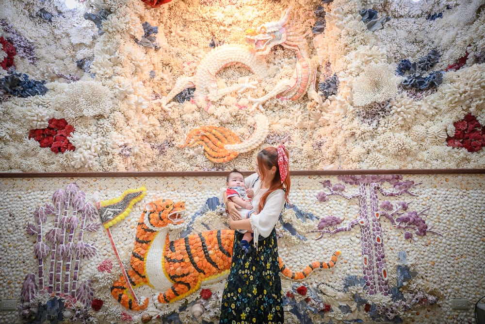 新北石門貝殼廟｜女性抱著嬰兒，室內壁飾，貝殼拼貼，龍，老虎，珊瑚，花朵。