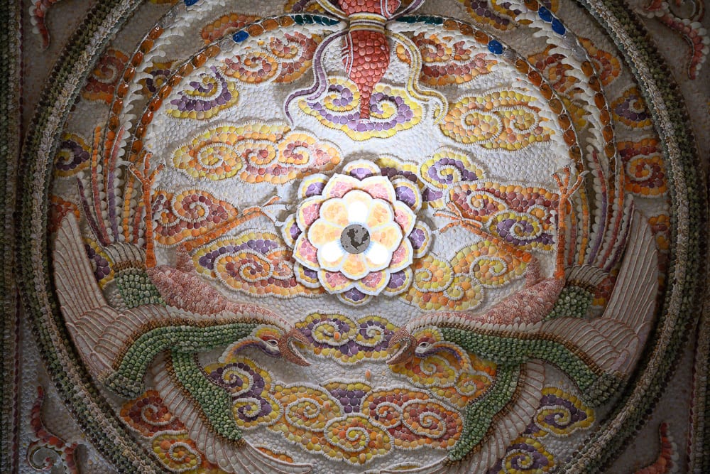 新北石門貝殼廟｜圓形浮雕壁畫，貝殼，雙鳥，祥雲，蓮花，拼貼工藝，寺廟，色彩斑斕