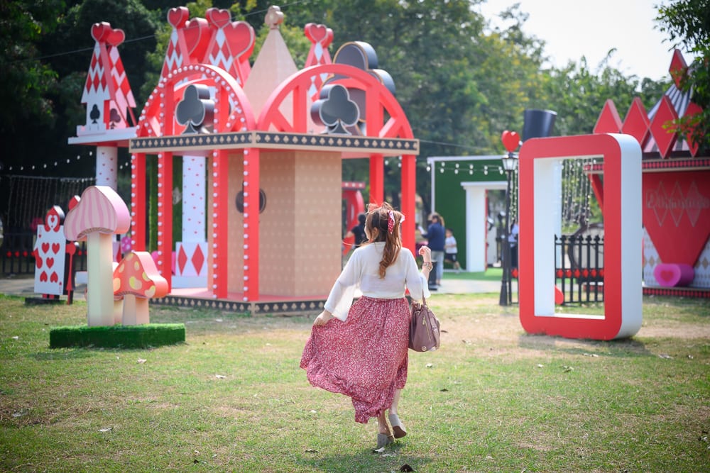 高雄蓮池潭兒童公園｜綠草地、女子、紅裙、撲克牌裝置藝術、蘑菇造景、童話城堡、戶外樂園