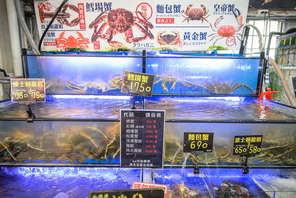 台中阿布潘水產｜室內市場，水族箱，螃蟹，龍蝦，海鮮，招牌，價格表，LED燈照明，藍色水光，壓克力缸，販售區