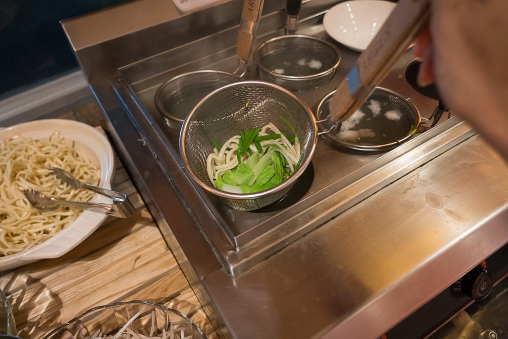 桃園悅華大飯店 自助吧台與煮麵區