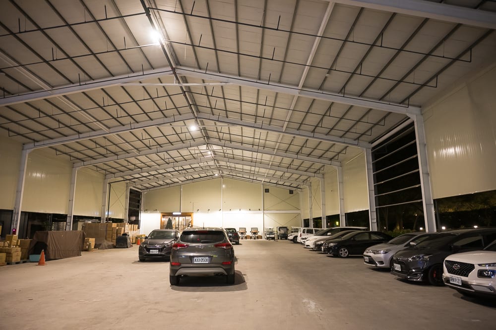 桃園悅華大飯店 圓弧建築入口與室內停車場