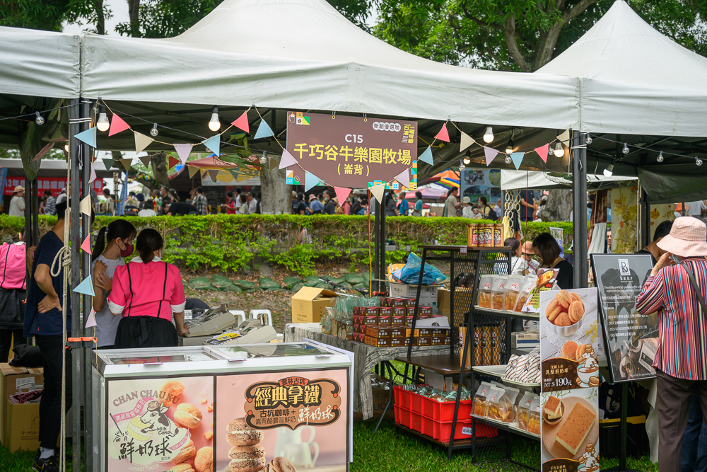 雲林古坑台灣咖啡節市集帳篷攤位，掛三角旗串，攤前擺放冷凍櫃與烘焙點心