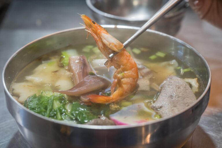 台北南機場夜市｜豬肝湯、海鮮麵與羊肉攤並列，設有無障礙廁所與性別友善廁所
