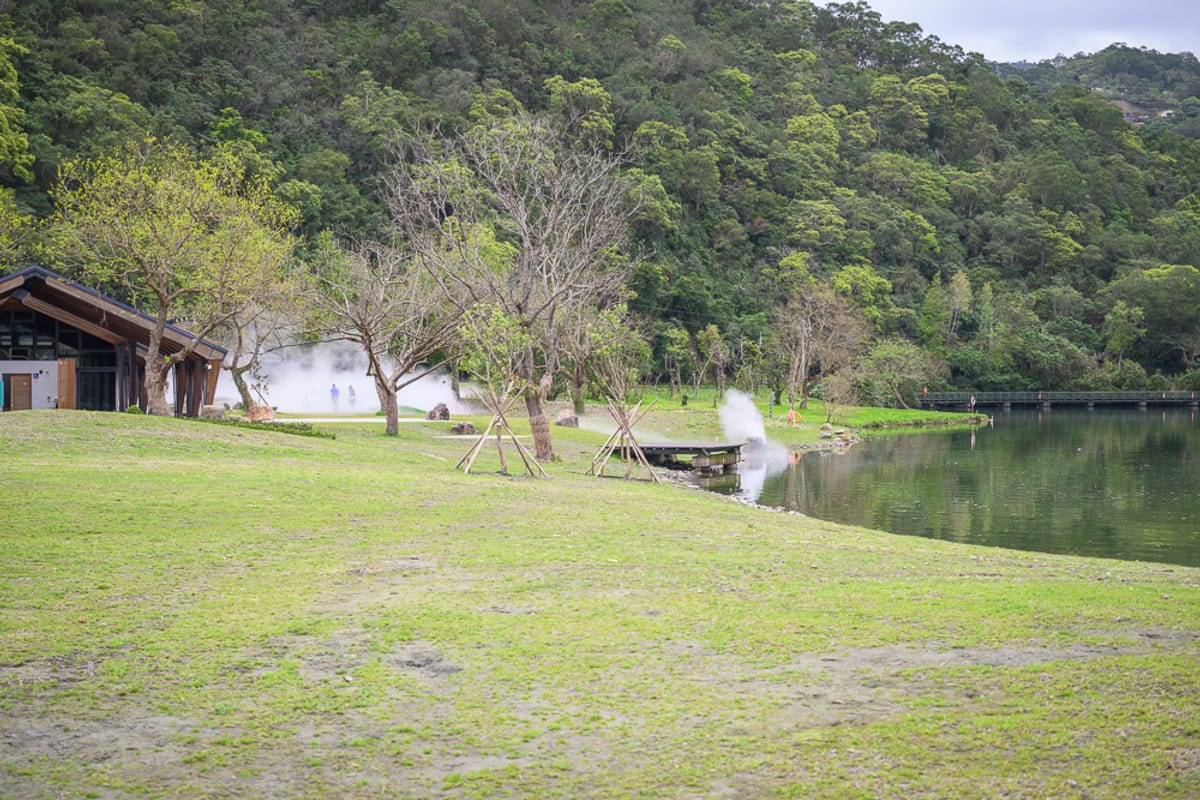 宜蘭龍潭湖完整指南，整理湖畔木棧道、草地小丘、涼亭休憩區與造景裝置的玩法，並說明環湖散步的停留節奏、適合的造訪時段，以及交通與順遊安排，方便規劃半日行程。
