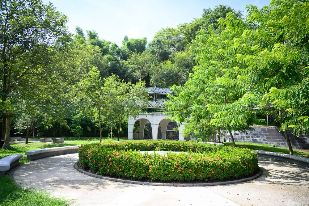嘉義竹崎親水公園完整指南|架高棧道、戲水池與吊橋玩法 5 嘉義竹崎親水公園 圓形花圃、石椅與陰涼路線