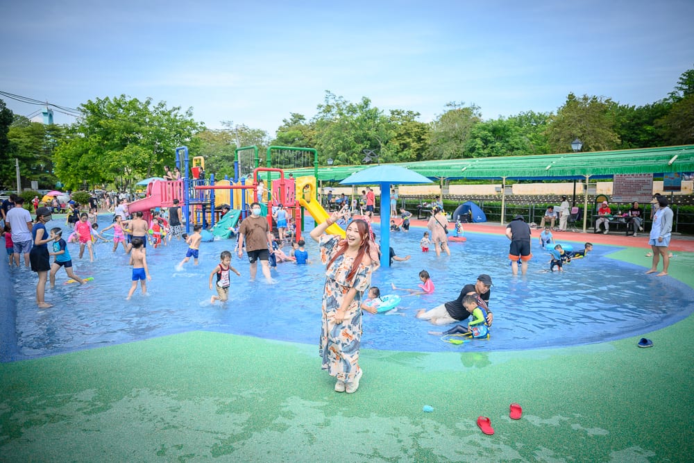 嘉義竹崎親水公園完整指南|架高棧道、戲水池與吊橋玩法 4 嘉義竹崎親水公園 戶外淺水池與兒童遊具