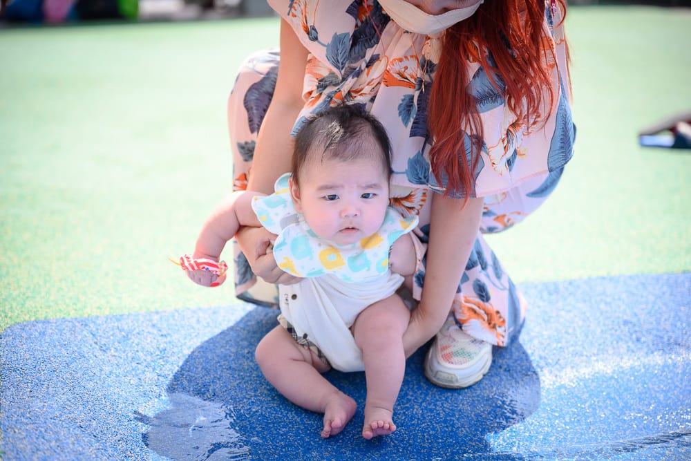 嘉義竹崎親水公園完整指南|架高棧道、戲水池與吊橋玩法 8 嘉義竹崎親水公園|戶外廣場,嬰兒,成人,花紋洋裝,口水兜,塑膠地墊,水灘,鞋子