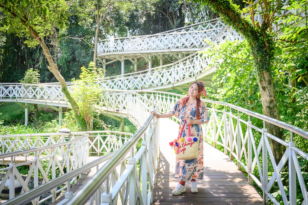 嘉義竹崎親水公園完整指南|架高棧道、戲水池與吊橋玩法 11 嘉義竹崎親水公園|女子,白色棧道,森林,樹木,長洋裝,手提袋,戶外,綠葉
