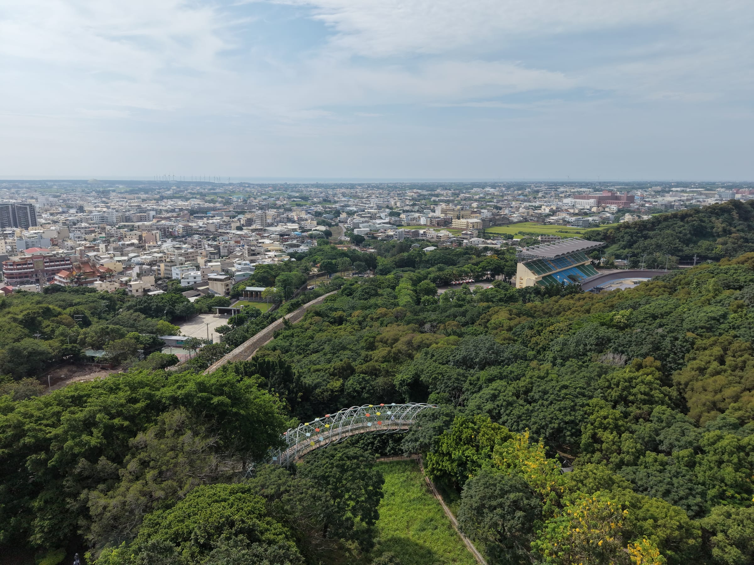 台中清水鰲峰山公園 樹林間的拱形鋼構步橋與清水市區