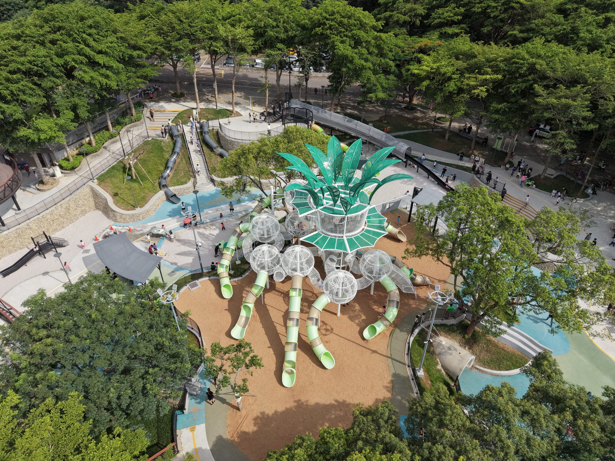 台中清水鰲峰山公園 谷溜遊戲場空拍配置，中央是大樹遊戲塔