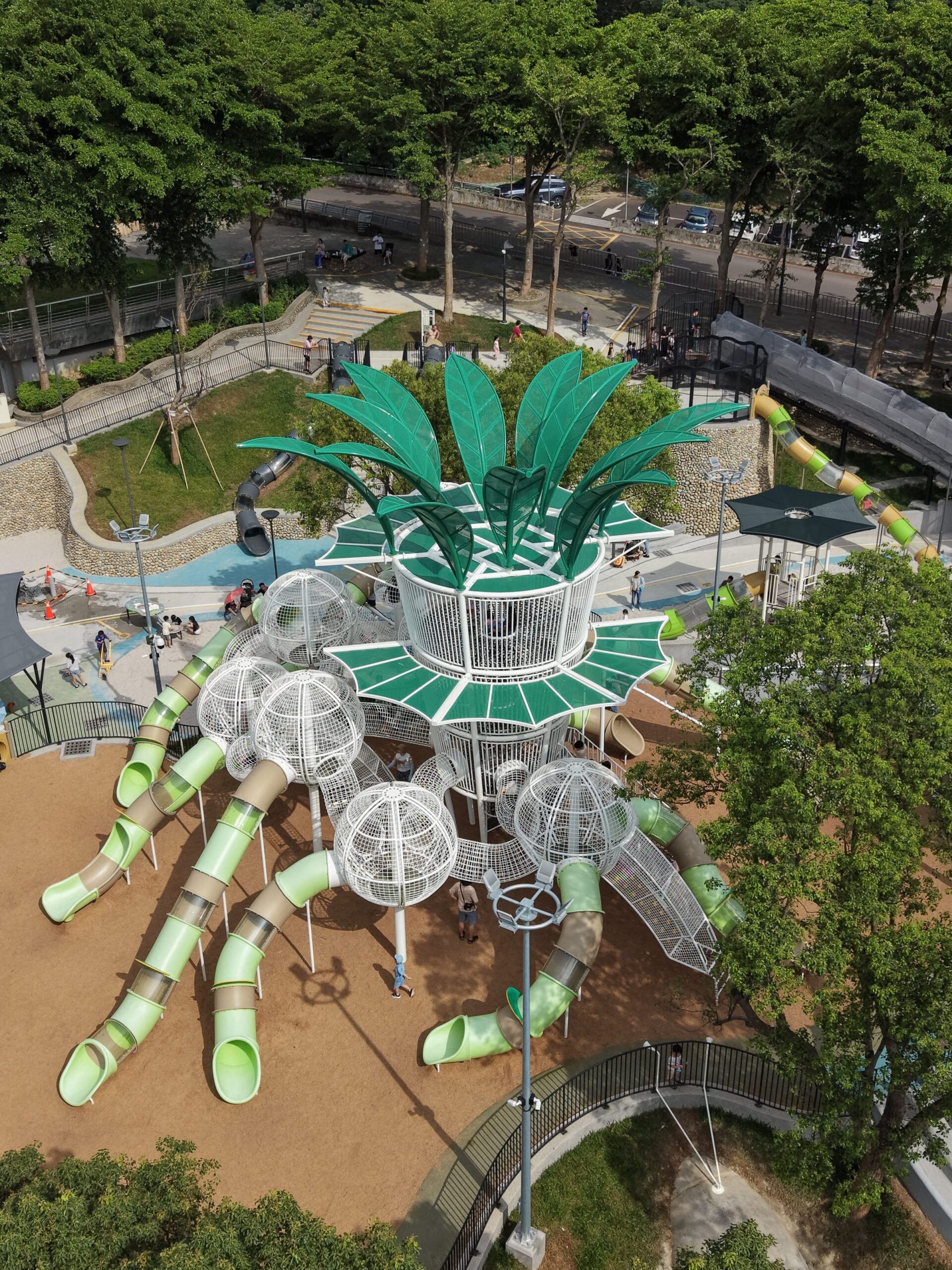 台中清水鰲峰山公園 谷溜遊戲場四層大樹遊戲塔與管狀滑道