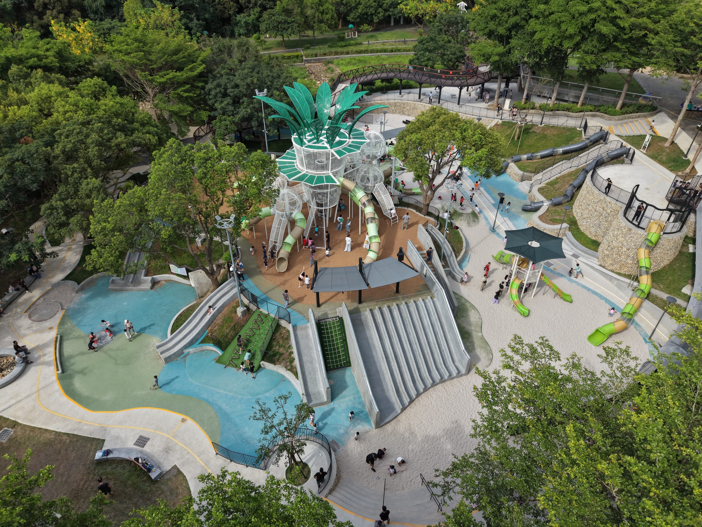 台中清水鰲峰山公園 谷溜遊戲場並排的寬溜滑梯與沙坑